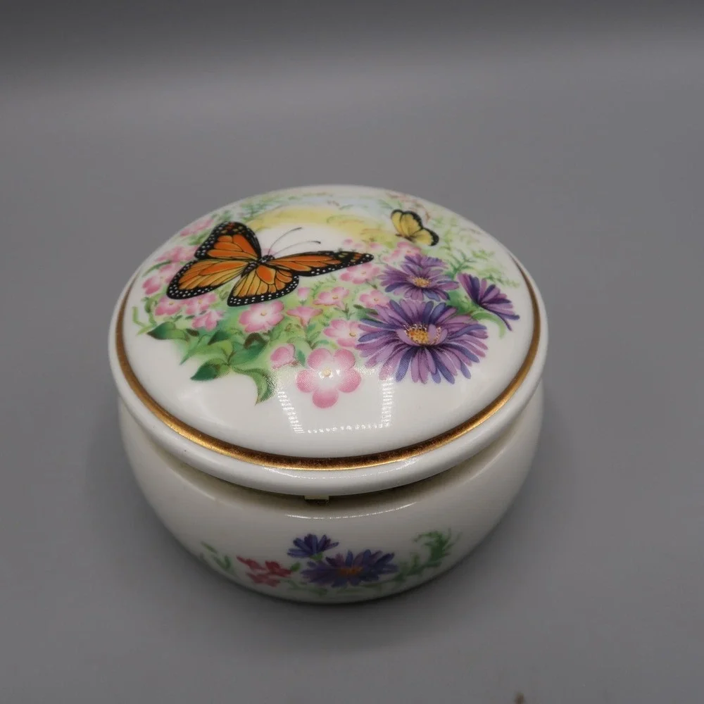 Heritage House Valentine Serenades My Love Porcelain Music Box Limited Ed 1990